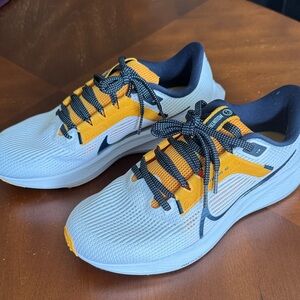 West Virginia Mountaineers Nike Unisex Zoom Pegasus 40 Running Shoe - White